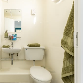 Gold En Suite - Image 8